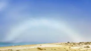 Необычную белую радугу сняли на берегу Каспийского моря