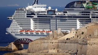 Выход круизного лайнера MSC Grandiosa из гавани в Валлетте. Фото: ©REUTERS