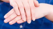 Врач назвала заметные на ногтях признаки перенесенного COVID-19