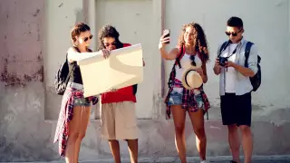 В каких странах принято целоваться, а где лучше не подходить близко. Советы туристам