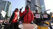 Корейские рабочие вышли на митинг в костюмах из "Игры в кальмара"