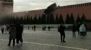 Ураганный ветер сломал зубцы на стене Кремля в Москве