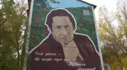 Мурал в честь Мукагали Макатаева появился в Алматы