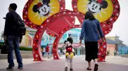Более 30 тысяч человек изолировали в Disneyland в Китае