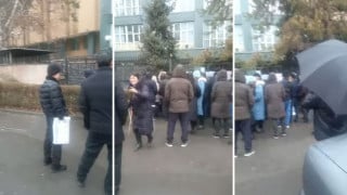 Алматыда бұрынғы Ұлттық банк ғимараты алдына жиналғандар. Видео кадры