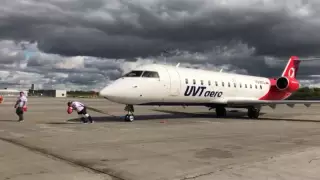 Видео с толкающими самолет пассажирами появилось в Сети