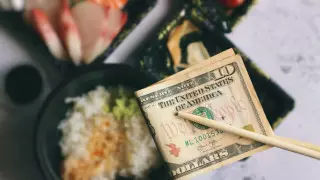 Сколько оставлять на чай в разных странах, рассказали эксперты