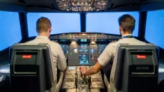 Зачем пилоты "рисуют" круги в небе над Нур-Султаном, рассказали эксперты