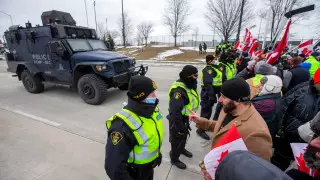 Спецназовцев обвинили в поддержке протестующих дальнобойщиков в Канаде