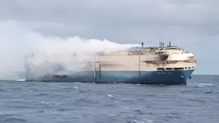Пожар на корабле с элитными автомобилями потушен