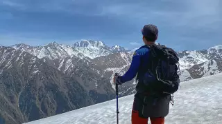 Мужчина снял впечатляющее селфи с солнечным гало в горах Алматы