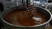 Два человека упали в бак с расплавленным шоколадом на фабрике Mars