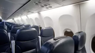 Стюардесса объяснила необходимость здороваться с входящими в самолет пассажирами