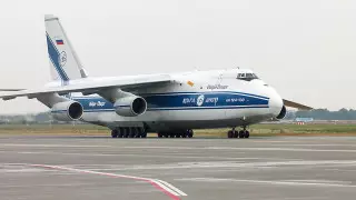 Крупная российская авиакомпания уволит половину пилотов