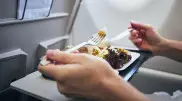 Врач рассказала, какую еду выбрать в самолете