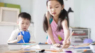 Проблемы с речью: как арт-терапия может помочь ребенку, объяснили эксперты