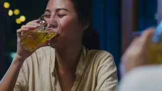 Отеки, прыщи и не только: как алкоголь влияет на кожу