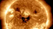NASA опубликовало снимок "улыбающегося" Солнца