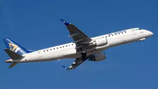 Спасших самолет от крушения казахстанских пилотов наградили в Великобритании