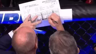Скандал в UFC: судья прямо в октагоне поменял свое решение