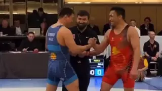Два борца отказались бороться в финале и разыграли победу на "камень, ножницы, бумага"