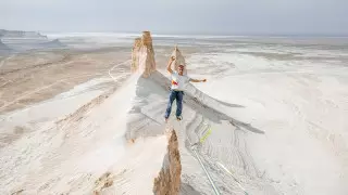 Над клыками Бозжыры: экстремал прошел на стропе над древним океаном Тетис