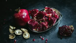 Кому стоит ограничить употребление граната, рассказала диетолог