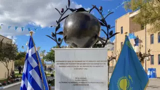Казахстанскому яблоку установили памятник в Греции
