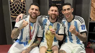 Танец Месси на столе и пиво. Как Аргентина отпраздновала в раздевалке триумф на ЧМ-2022