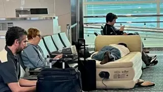 Пассажир разложил матрас в аэропорту и возмутил пользователей сети