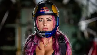 Летиция Буфони прыгает из самолета на скейте