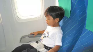 Как успокоить плачущего ребенка в самолете, рассказала психолог