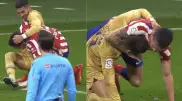 Хватали за волосы и устроили ММА. Судья удалил игроков в матче "Атлетико" и "Барселоны"