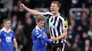 "Я плачу, а он танцует". Футболист в Англии покорил фанатов своей гибкостью