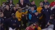 Заигрывал с фанатами и разозлил соперников. Матч в Англии завершился потасовкой