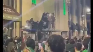 "Они пробили стеклянный навес". Фанаты в США рухнули с крыши автобусной остановки