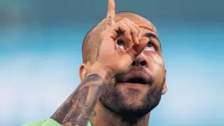 Ест тунца и скрывает измену. Как легенда "Барселоны" живет в тюрьме после секс-скандала