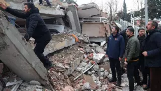 "Люди живут на улице, помощи не хватает". Казахстанка о ситуации в Турции