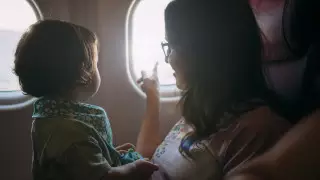 Доводит непослушный ребенок в самолете? Как выйти из ситуации