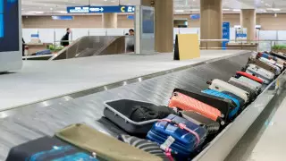 Почему грузчики швыряют багаж пассажиров, объяснил экс-сотрудник аэропорта