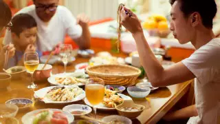 Не снимают обувь и обожают чай. Необычные привычки жителей разных стран