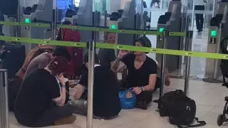 "Бросили на 20 часов". Туристы спали на полу и ленте для багажа в ожидании своего рейса