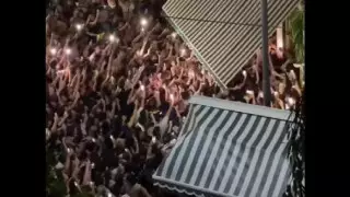 Тысячи болельщиков окружили ресторан, где ужинал Месси