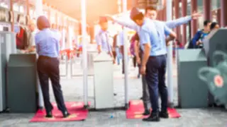 Кроссовки и костяшки в бюстгальтере: как "проскочить" контроль в аэропорту