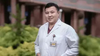 Врач из Алматы героически спас жизнь женщине на борту самолета