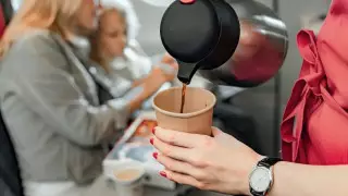 Неприятные факты о любимом напитке казахстанцев в самолете раскрыла блогер