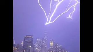 Ударившую в шпиль самого высокого здания Нью-Йорка молнию засняли на видео