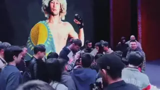 "Как дела, Шавкат?" Фанаты окружили Рахмонова в Атырау