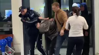 Задержание таксиста "за приставание" в аэропорту Астаны попало на видео