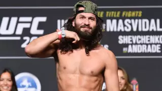 Главный "мерзавец" UFC устроил потасовку с другим бойцом промоушена